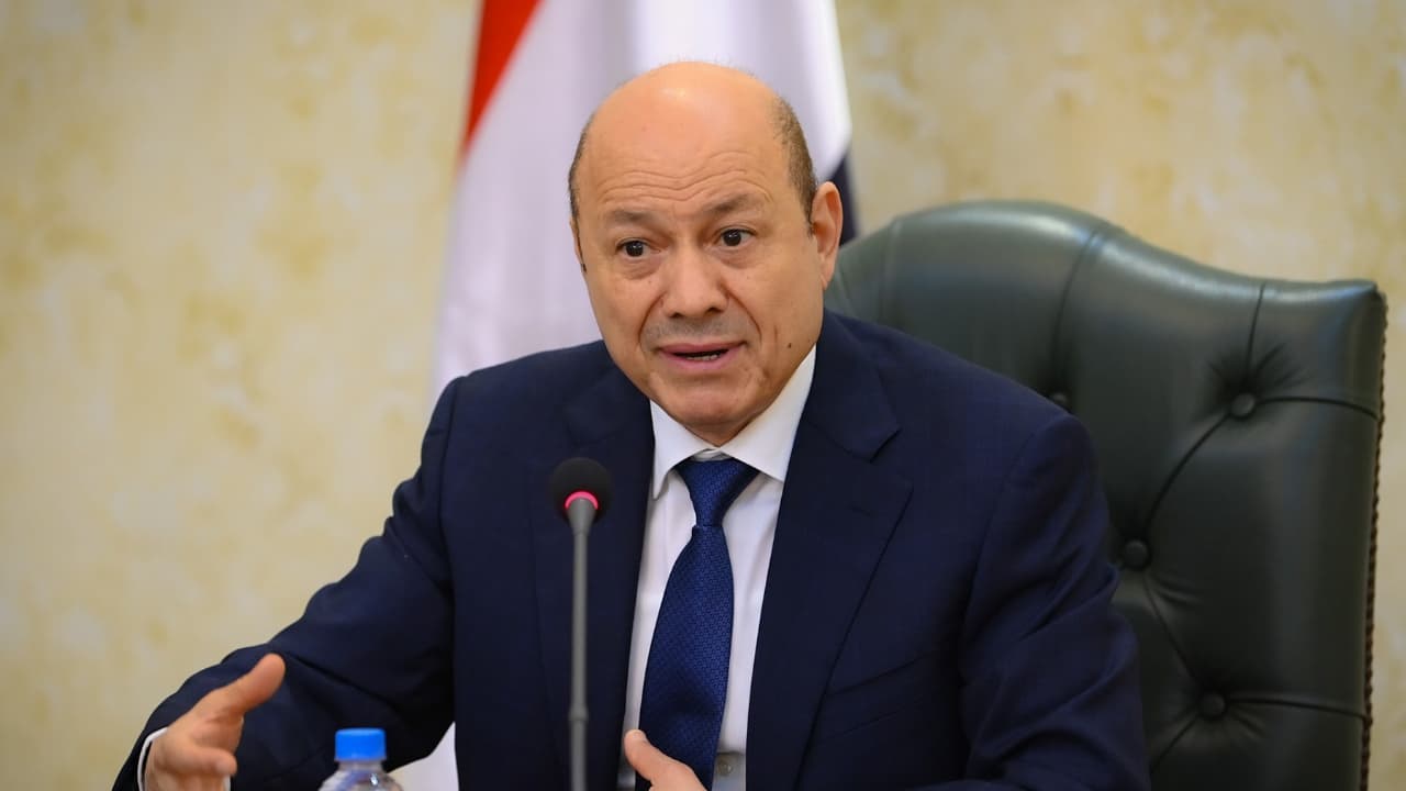 الرئيس العليمي: استهداف مدرج مطار صنعاء إجراء دفاعي ولن نسمح بتكرار انتهاك الأجواء اليمنية