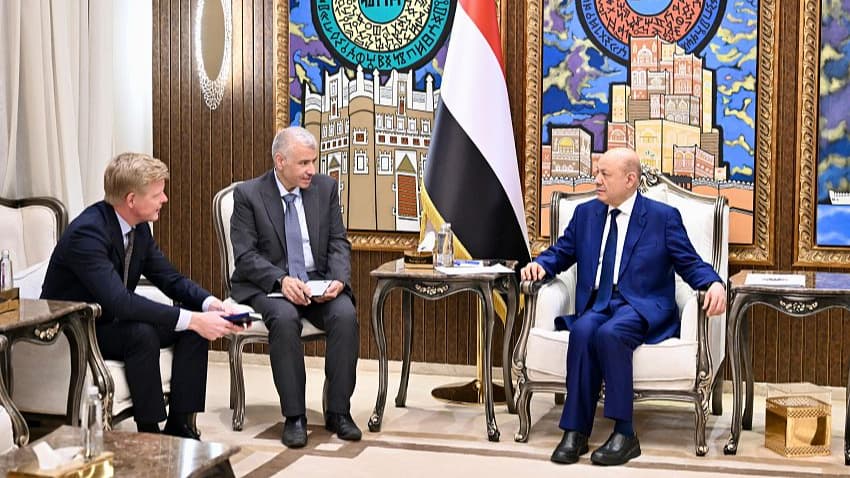 الرئيس العليمي: أزمة رحلات صنعاء بدأت بمحاولة انتهاك سيادة الدولة لا بالحصار