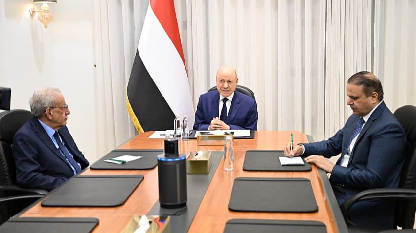 العليمي يؤكد رفض الحكومة تشغيل أي رحلات خارج الإطار السيادي للدولة