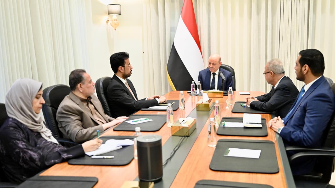 الرئيس العليمي: زمن الابتزاز الحوثي انتهى والسلام يبدأ باستعادة الدولة