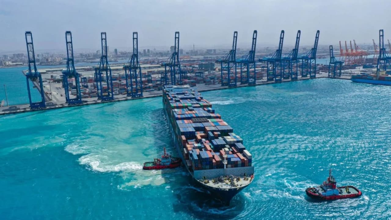 الحوثيون يحذرون شركات الشحن من تحميل أو تفريغ البضائع في الموانئ السعودية