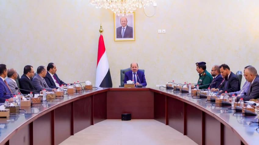 الحكومة تبحث تعزيز مخزون السلع والوقود تحسباً لتداعيات هجمات البحر الأحمر