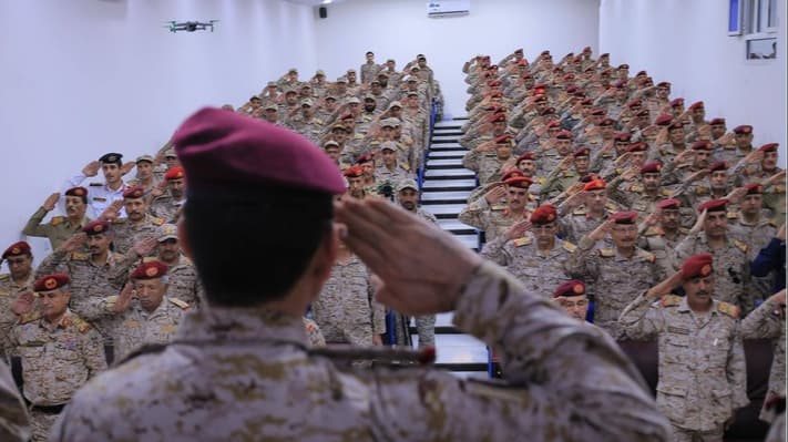 الجيش اليمني: نواصل التنسيق مع التحالف لردع التهديدات الحوثية وتأمين الممرات البحرية
