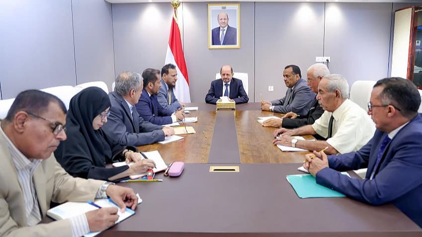 رئيس الوزراء يوجه بإعداد خطة مشتركة لمعالجة تدهور الخدمات في عدن