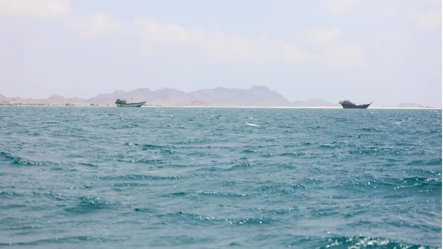 الحوثيون ينفون اعتزامهم فرض رسوم على السفن العابرة لمضيق باب المندب
