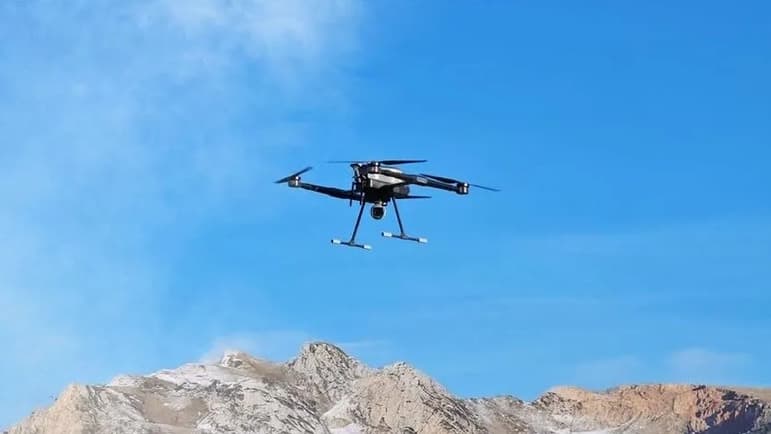الحوثيون يعلنون استهداف هدف "حساس" في مطار نجران بطائرة مسيرة