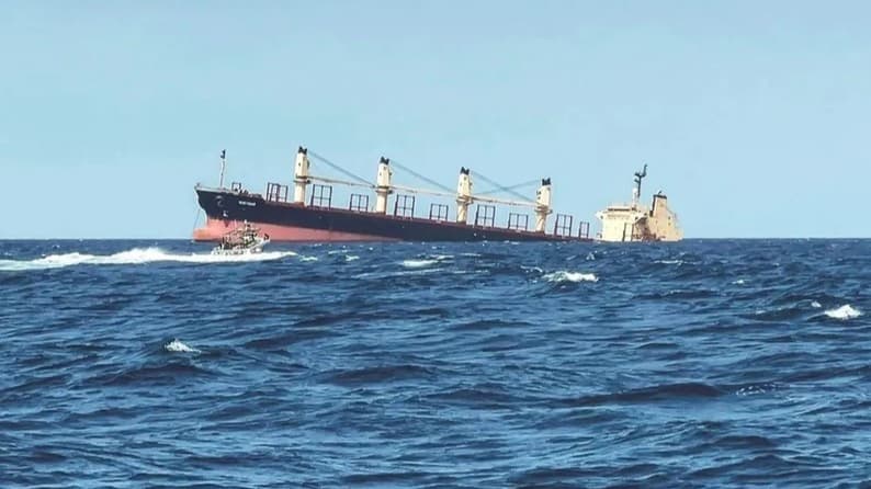 اليمن يدين الهجوم على سفينة شحن هندية في البحر الأحمر ويؤكد دعمه لأمن الملاحة الدولية