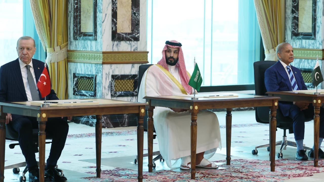 إيران تنتقد اتفاقية الدفاع الثلاثية.. وتقارير تربطها بتصعيد ضد الحوثيين