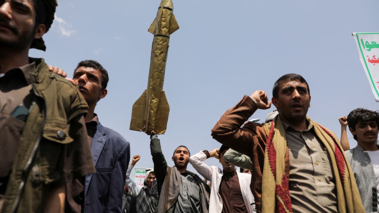 تهديد حوثي للسعودية.. وتصعيد الانتقالي المعلن حلّه يفتح جبهة موازية