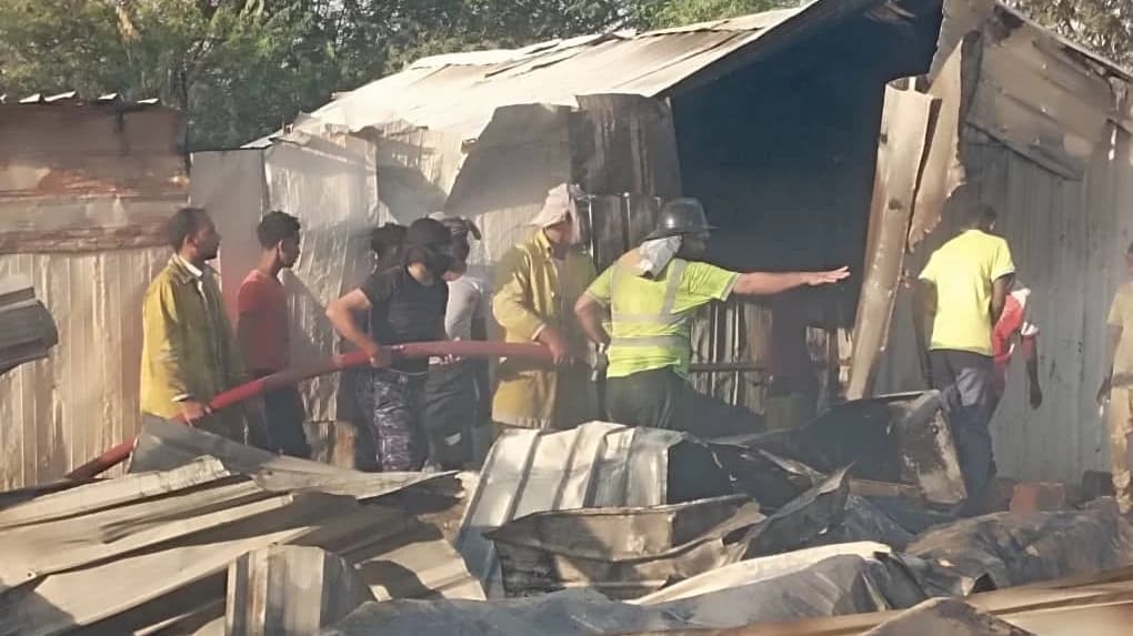 حريق يلتهم 15 مسكنا للاجئين في مخيم بحضرموت