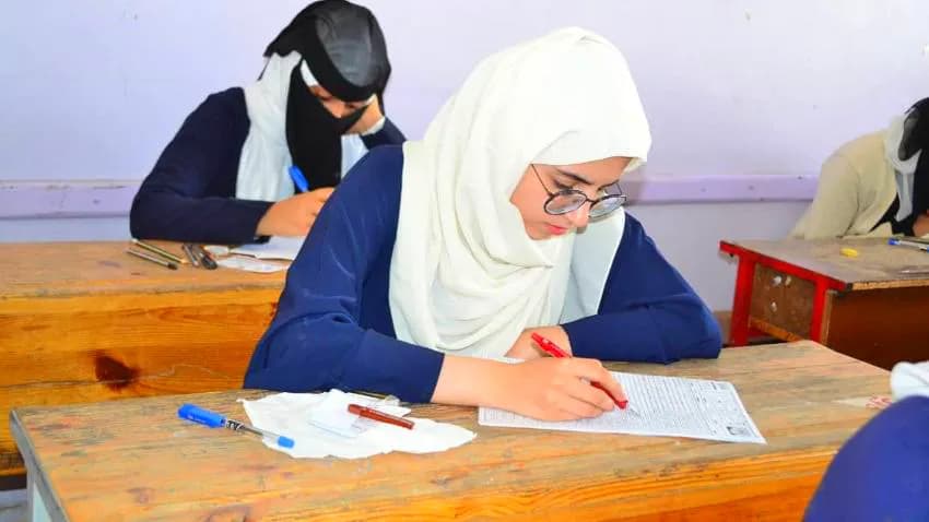 نتيجة للوضع المعيشي والرسوم.. عزوف واسع عن الالتحاق بالدراسة في مناطق الحوثيين