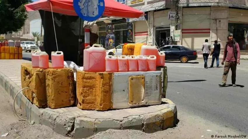 التراجع عن قرارات البنك.. ما مخاطر تخفيف الضغط الاقتصادي عن الحوثيين؟