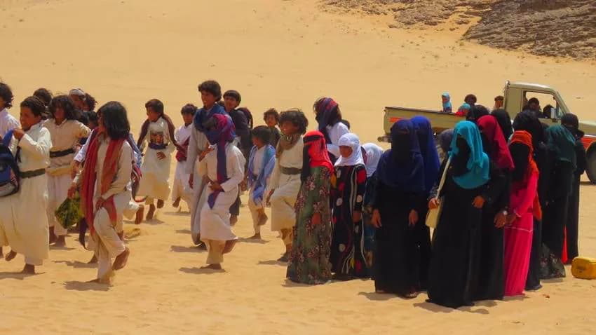 مدرسة البدو الرحل.. أطفال الصحراء يسابقون التحدّيات بحثاً عن التعليم في رحلة شاقة