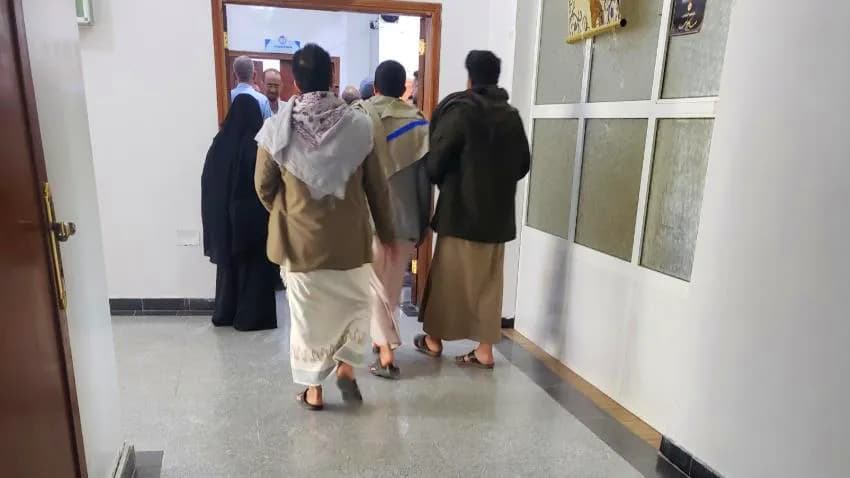 حصر أسر الموظفين بغطاء الرعاية الصحية.. وسيلة حوثية لجباية الزكاة