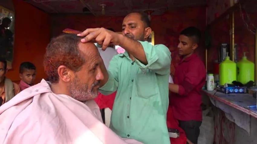 متطلباتهم تفوق قدراتهم.. نازحون يمتهنون الحلاقة