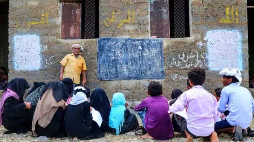 أجيال اليمن مهددة بالضياع.. أكثر من مليونين ونصف المليون طالب خارج مقاعد الدراسة والإضراب مستمر