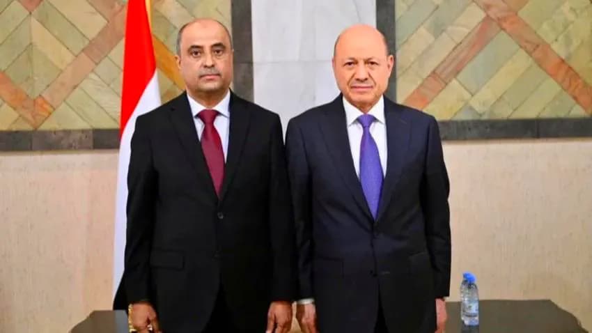 أزمة مالية عاصفة وغضب شعبي متصاعد.. هل يستقيل رئيس الحكومة الجديد قبل عودته إلى اليمن؟