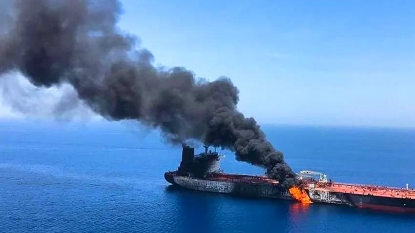 الحوثيون يهددون باستهداف سفن 64 شركة شحن بزعم "خرق الحصار البحري على إسرائيل"