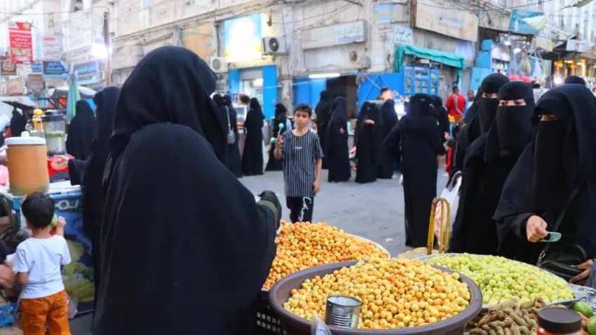 يمنيات على الأرصفة.. كفاح يومي من أجل لقمة العيش والكرامة
