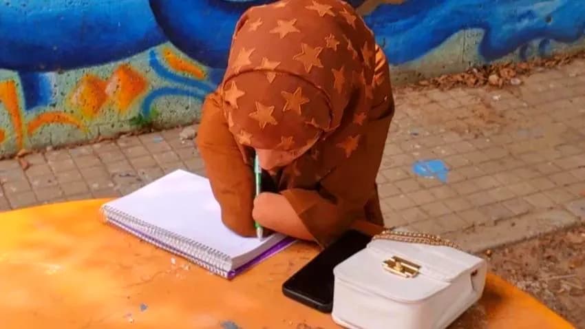 هديل.. طالبة حولت بتر يديها إلى قصة نجاح ملهمة في جامعة تعز