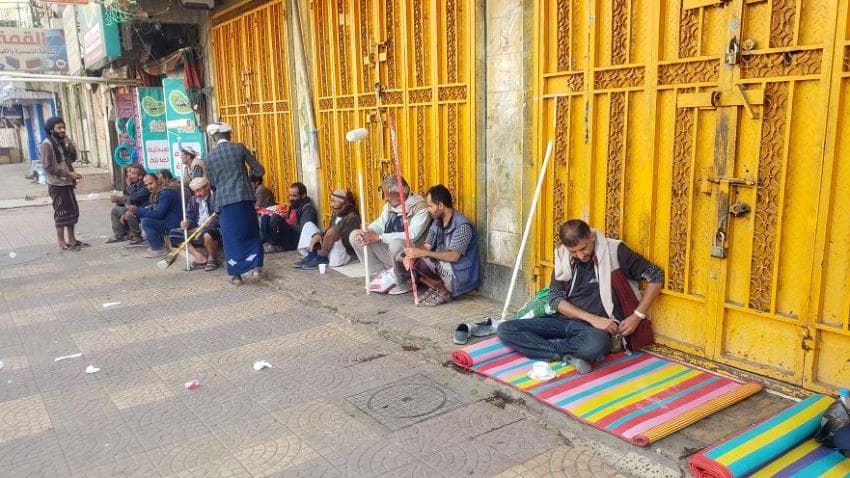 "سواعد مهدورة".. عمال ينتظرون الحياة على الأرصفة