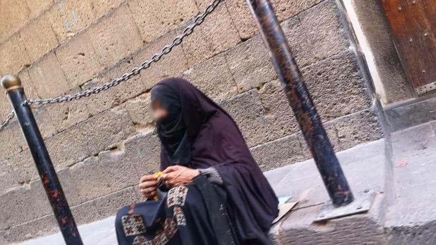 بين الحاجة والخطر.. التسول والممارسات المخادعة يطرقان منازل اليمنيين