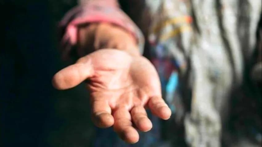 بين الحاجة والخطر.. التسوّل والممارسات المخادعة تطرق منازل اليمنيين
