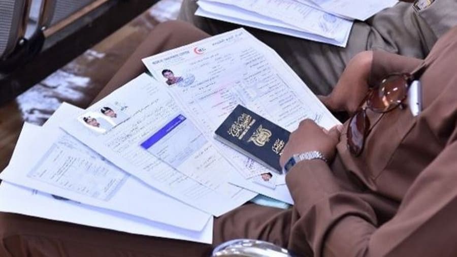 فساد وسمسرة وتكاليف مرهقة.. اليمنيون في رحلة شاقة للحصول على جواز السفر