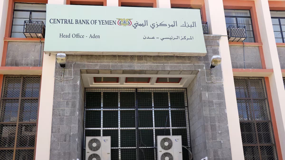 الموظفون اليمنيون يواجهون أسوأ أزمة معيشية منذ الحرب وسط انهيار الإيرادات وتباطؤ الدعم الدولي