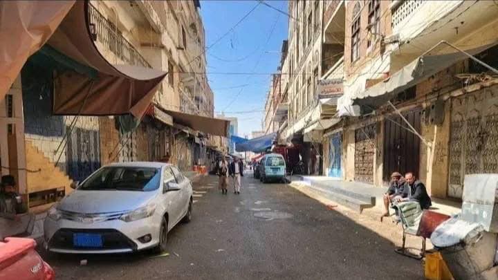 إغلاق المحلات وشلل تام.. تجار الأقمشة في صنعاء يواجهون قرارات مليشيا الحوثي الضريبية