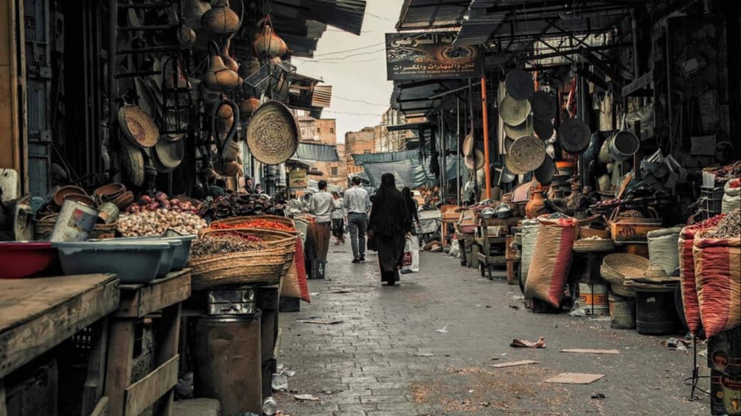 مخاوف من تراجع تحويلات اليمنيين في الخارج مع تصاعد الصراع الإقليمي