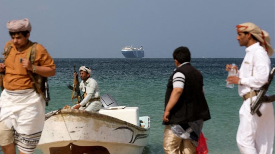 "التصعيد في باب المندب".. كيف تقيد الحسابات الإقليمية تحركات الحوثيين في البحر الأحمر؟