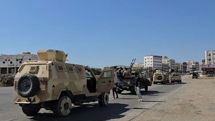 رسائل متبادلة بين الحكومة والحوثيين.. هل يتجه التصعيد إلى مواجهة أم يفتح باب التهدئة؟