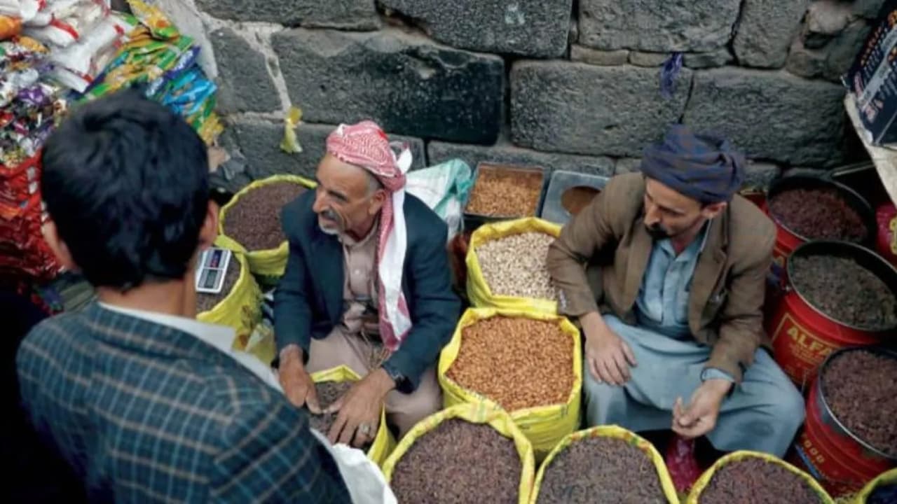 ارتفاع تكاليف الشحن يثير مخاوف من موجة غلاء جديدة في اليمن