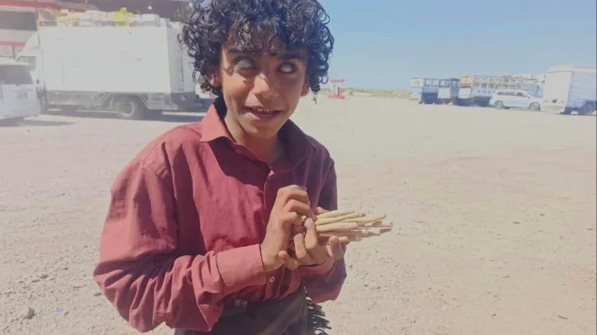 عبده خالد التّهامي.. طفل نازح وكفيف يجوب سوق "العَارة" في لحج لبيع أعواد الأراك