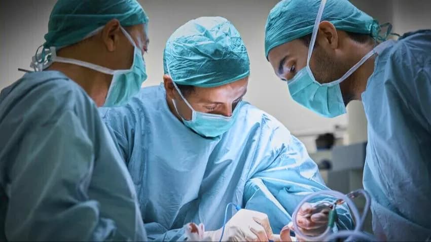 شاب يمني يحمل رصاصة في جمجمته منذ 14 عاماً ينجو بعملية معقّدة في الهند