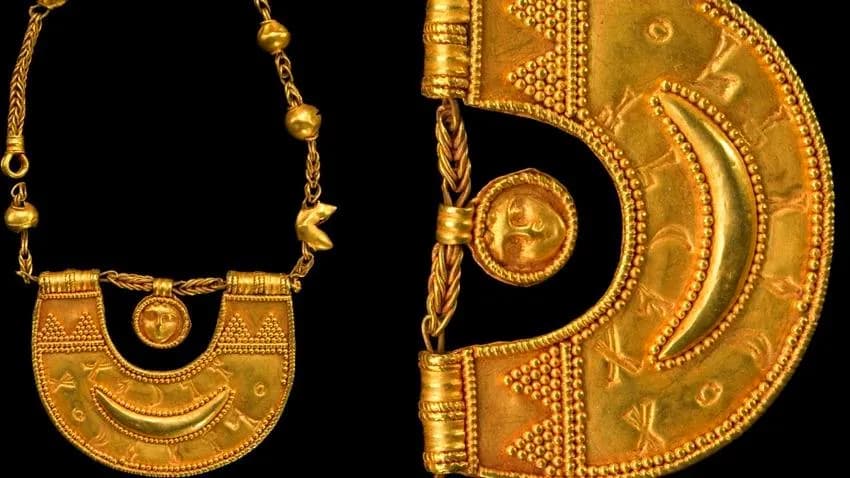 ظهور قلادة أثرية شبيهة بقطعة يمنية نادرة معروضة في متحف أمريكي