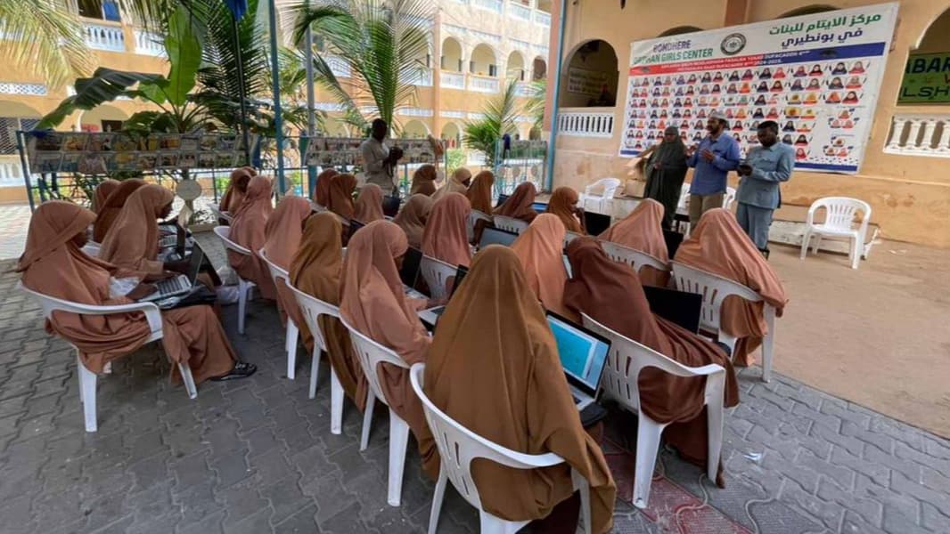 مؤسسة توكل كرمان تزود مدرسة الأيتام في الصومال بخمسين حاسوبا محمولا