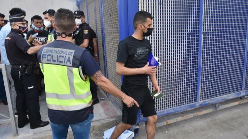 إسبانيا توافق على منح نحو نصف مليون مهاجر غير موثّق وضعاً قانونياً