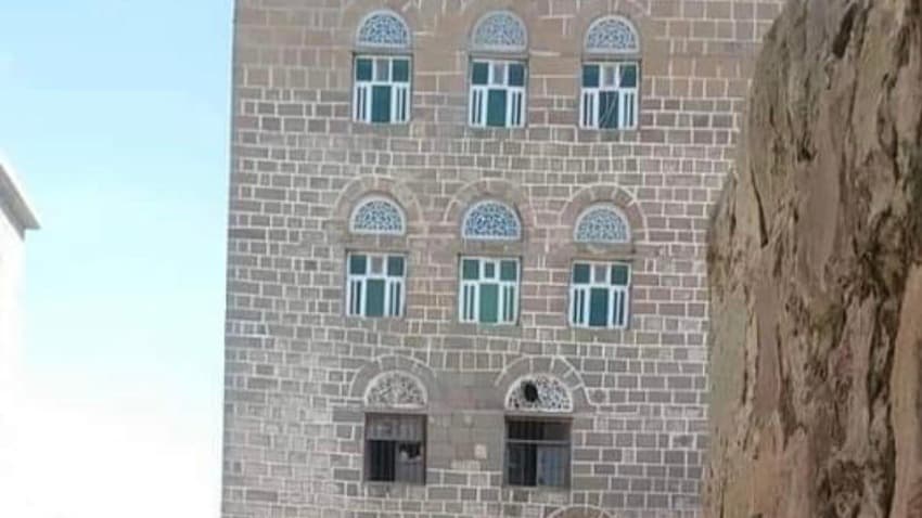 مليشيا الحوثي تصادر منزل وممتلكات شيخ متوف وتروع أهله (صور)