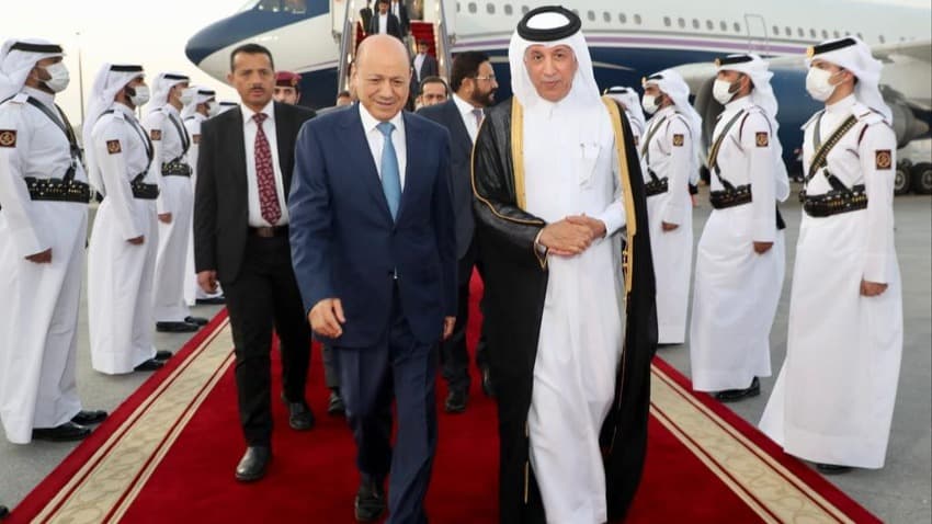 رئيس مجلس القيادة الرئاسي رشاد العليمي يصل العاصمة القطرية الدوحة