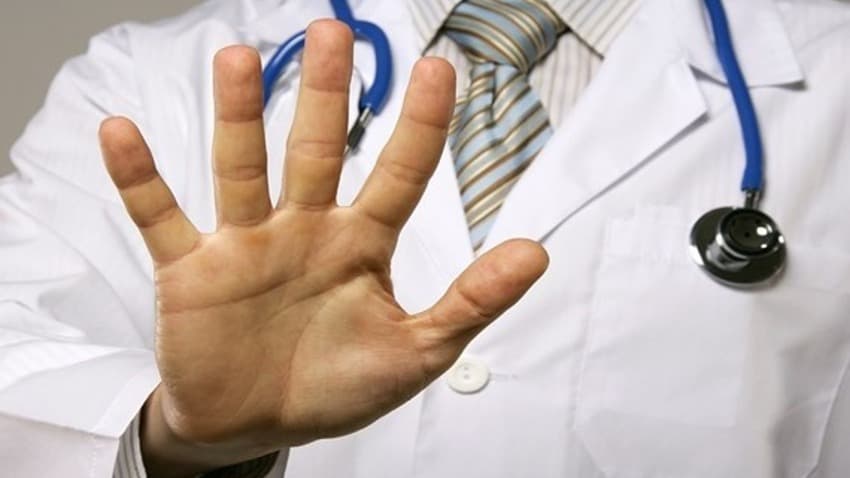 الاعتداء على الأطباء.. انتهاك مستمر دون عقاب في اليمن