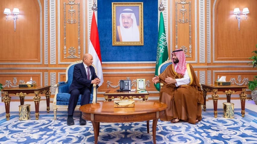 رئيس المجلس الرئاسي يصل الرياض وعشرات الموالين للانتقالي يتظاهرون في عدن