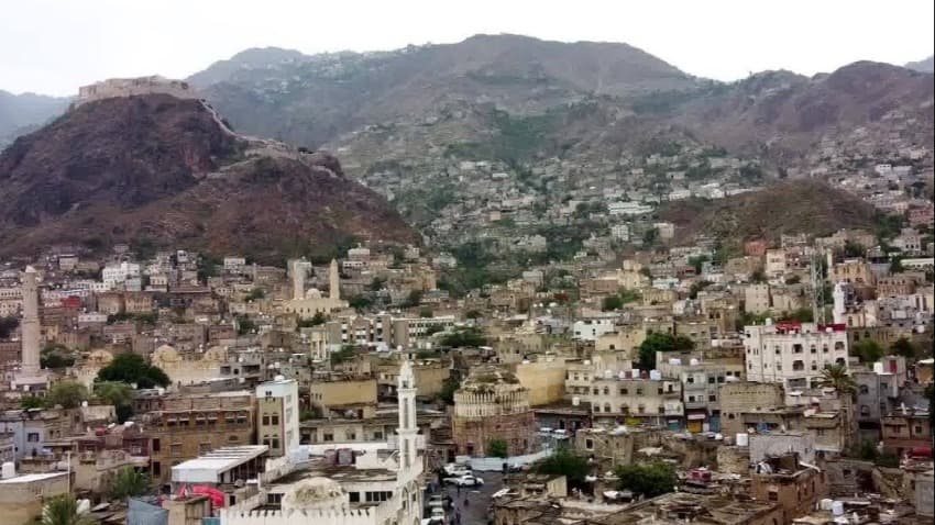 تعز.. الحوثيون يدفعون بتعزيزات جديدة وضحايا باشتباكات وسط المدينة