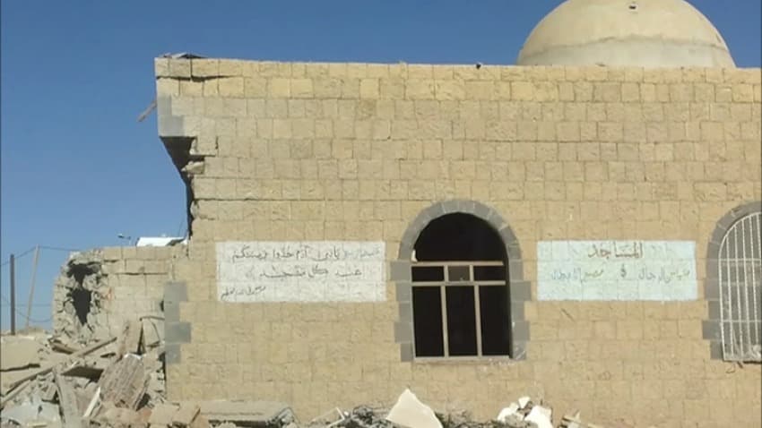 مليشيا الحوثي تفجّر 200 مسجد ومواطن يحرق نفسه بعد نهب سيارته