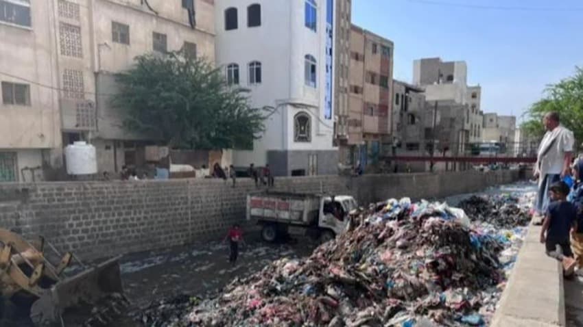 مجاري السيول.. مكب للمخلفات ومصدر للقلق والأمراض في تعز