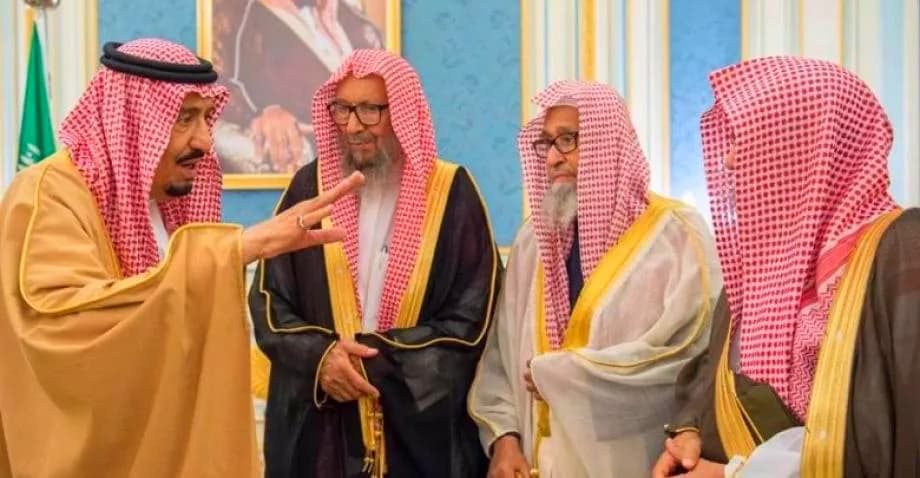 إما أن تقبلوهما معاً أو تركلوهما معاً