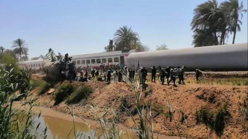 مقتل 32 مصريا بحادث تصادم قطارين.. وجنوح سفينة في 'السويس'