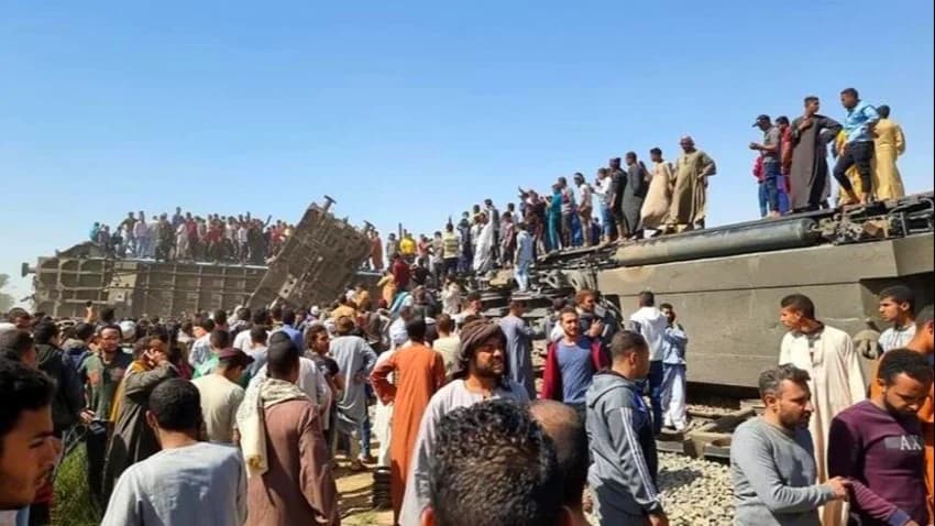 الثاني خلال شهر.. انقلاب قطار ركاب بمصر وسقوط ضحايا