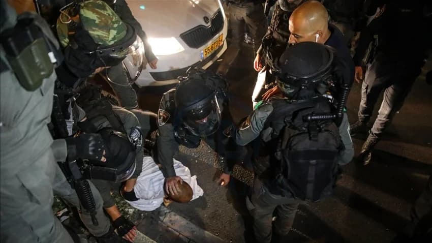 الاحتلال يقصف قطاع "غزة" ومئات الجرحى في "القدس" بعد مواجهات عنيفة مع الشرطة والمستوطنين